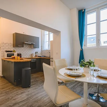 Aux Pieds De La Cathedrale Apartment *
